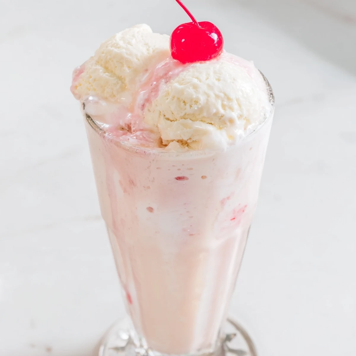 Homemade Cream Soda Float with vanilla ice cream, bubbly, refreshing, and chilled in a tall glass.